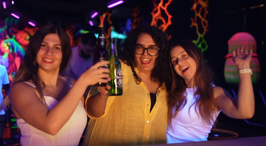 הרמת כוסית בניאון גולף